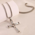 Collar de cadena con colgante de cruz de cristal