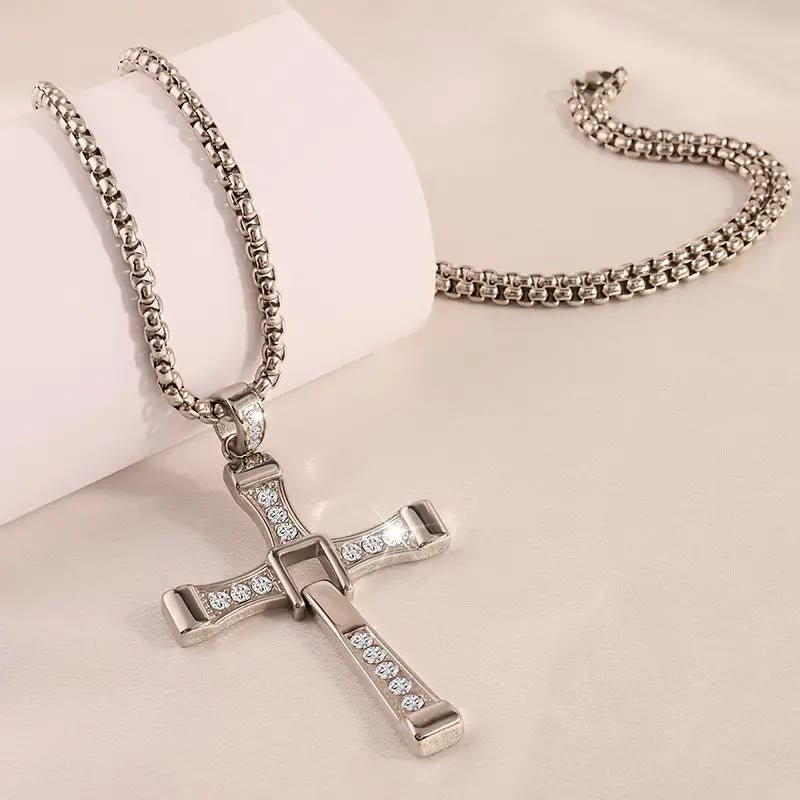 Collar de cadena con colgante de cruz de cristal