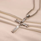 Collar de cadena con colgante de cruz de cristal