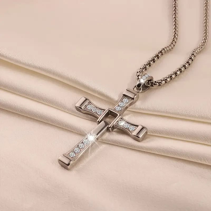 Collar de cadena con colgante de cruz de cristal