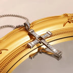 Collar de cadena con colgante de cruz de cristal
