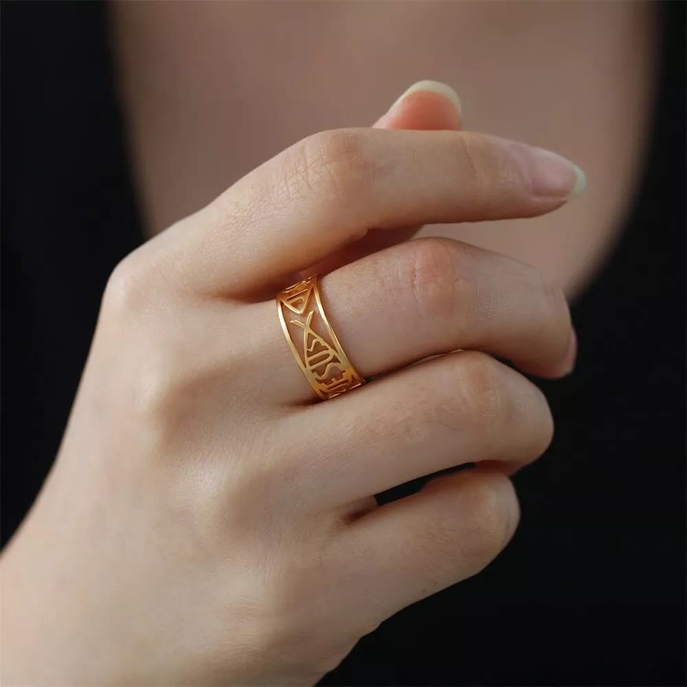 Anillo religioso de titanio con el esqueleto del pez de Jesús