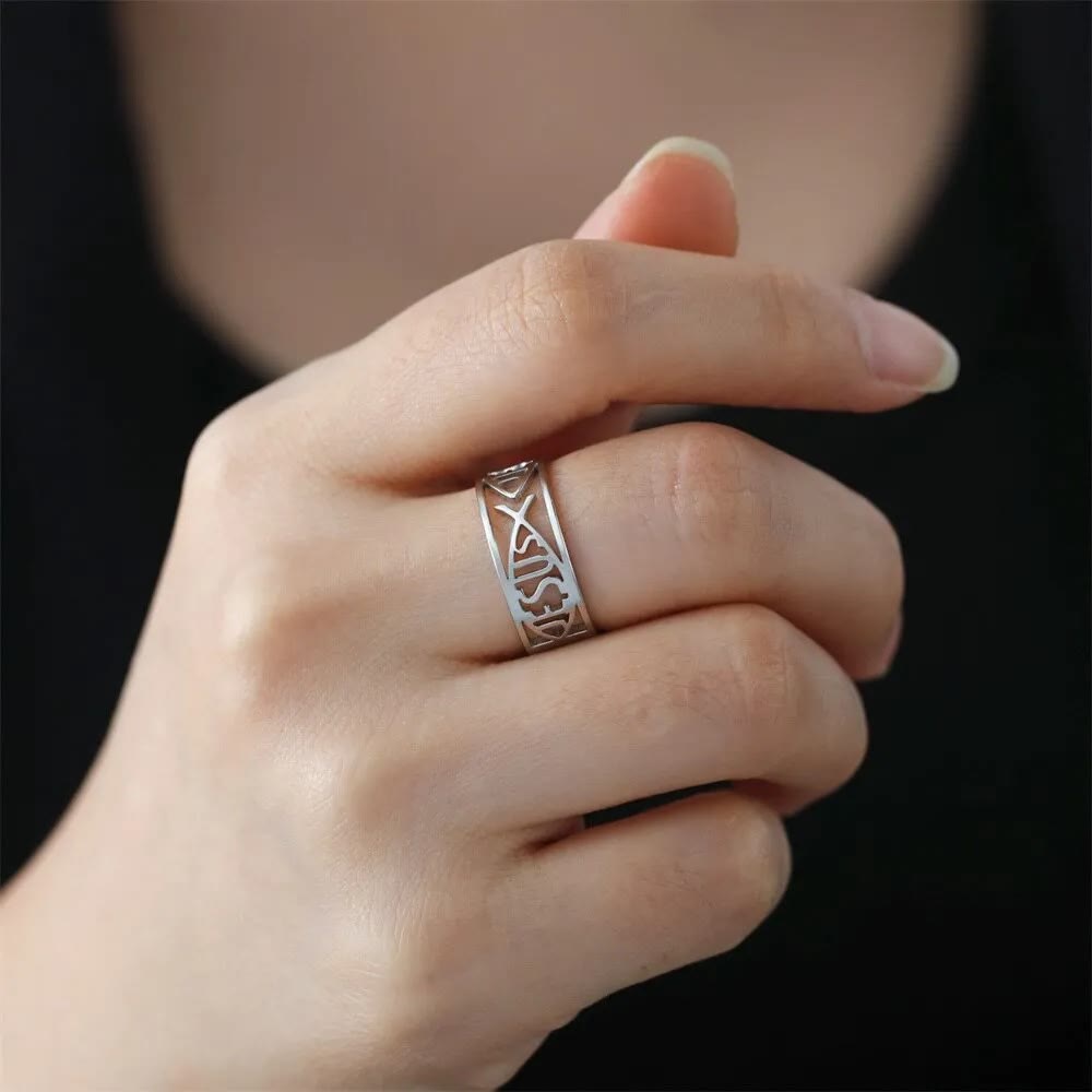 Anillo religioso de titanio con el esqueleto del pez de Jesús