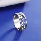 Anillo religioso de titanio con el esqueleto del pez de Jesús