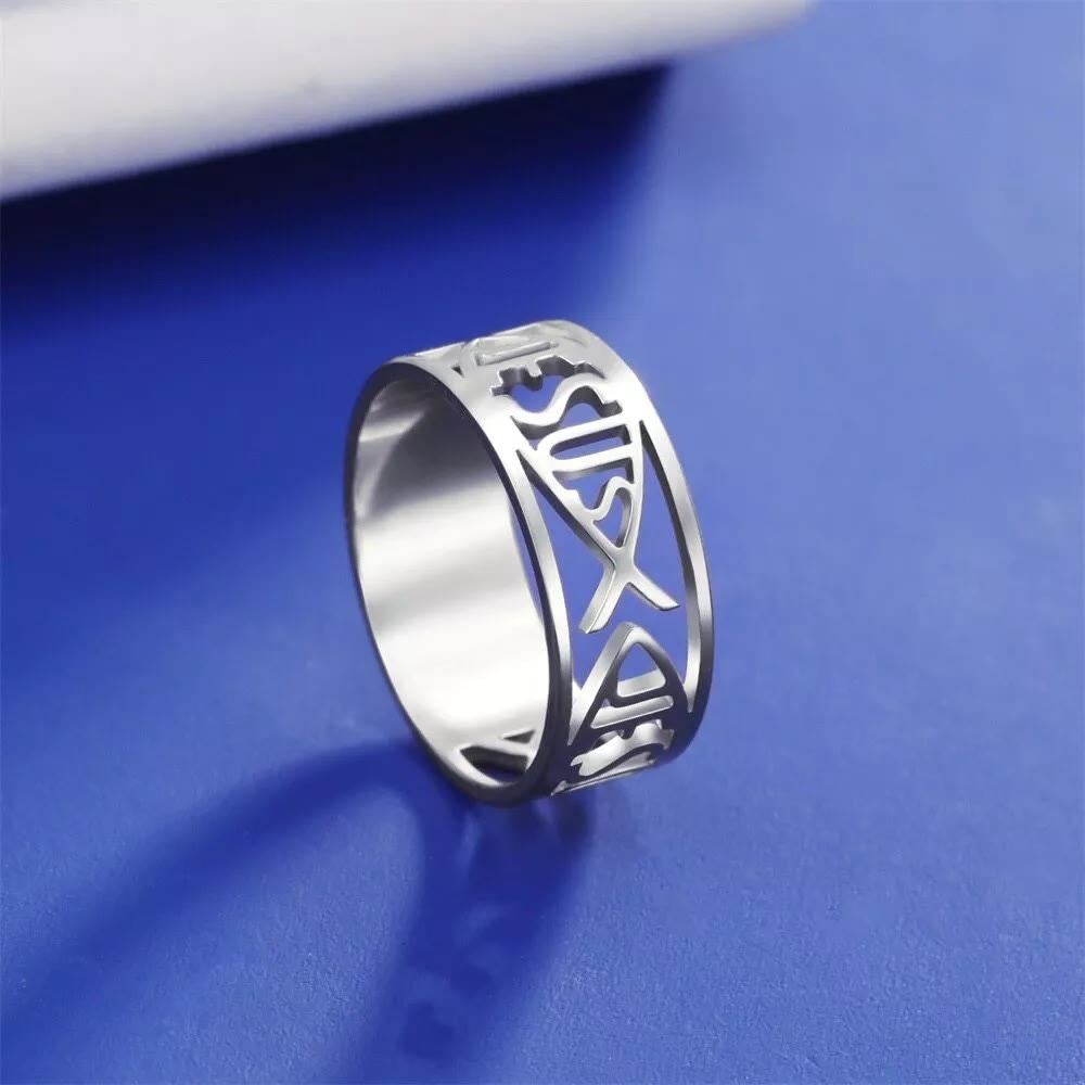 Anillo religioso de titanio con el esqueleto del pez de Jesús