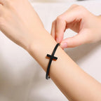 Pulsera de puño de cruz de plata con temática religiosa