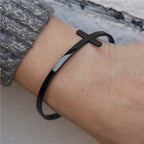 Pulsera de puño de cruz de plata con temática religiosa