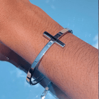 Pulsera de puño de cruz de plata con temática religiosa