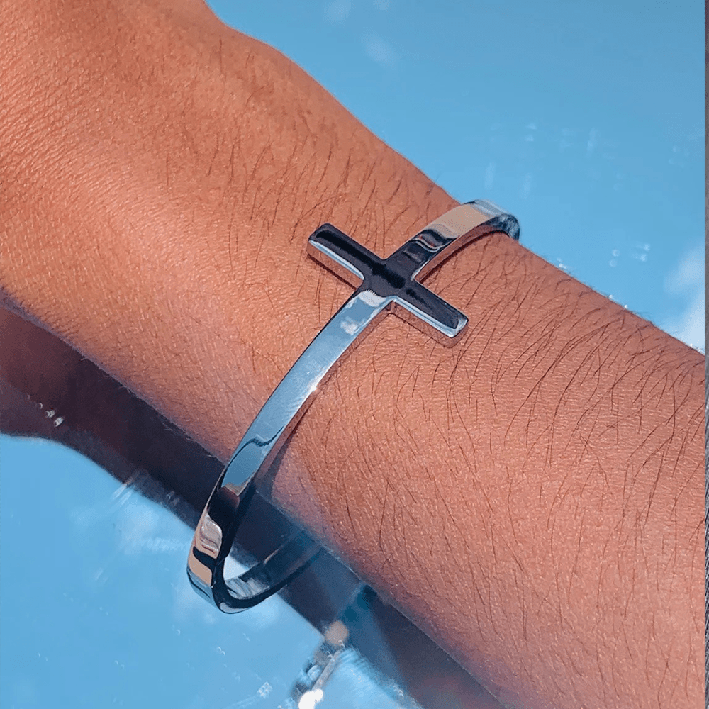 Pulsera de puño de cruz de plata con temática religiosa