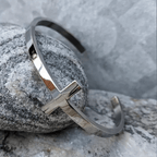 Pulsera de puño de cruz de plata con temática religiosa