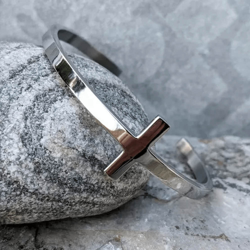Pulsera de puño de cruz de plata con temática religiosa