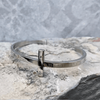 Pulsera de puño de cruz de plata con temática religiosa