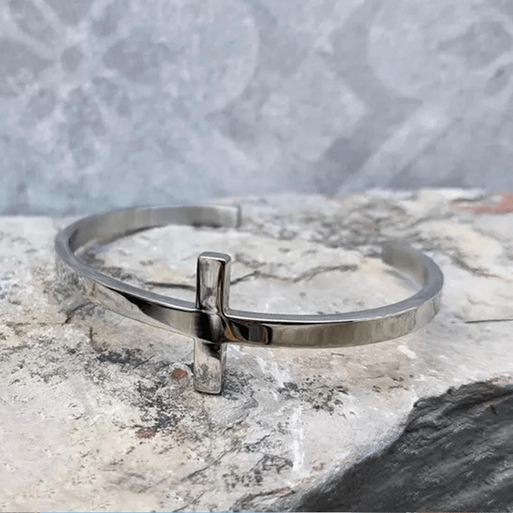 Pulsera de puño de cruz de plata con temática religiosa