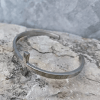 Pulsera de puño de cruz de plata con temática religiosa