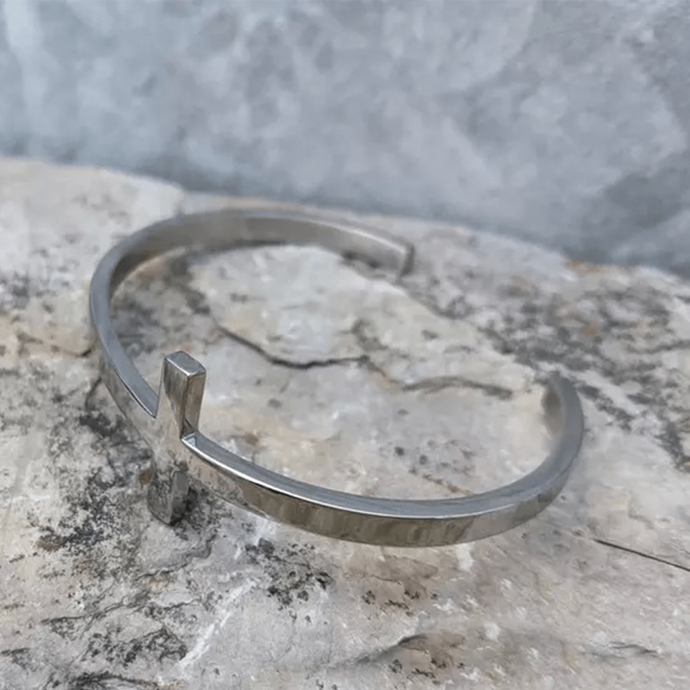 Pulsera de puño de cruz de plata con temática religiosa