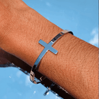 Pulsera de puño de cruz de plata con temática religiosa