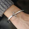 Pulsera de puño de cruz de plata con temática religiosa