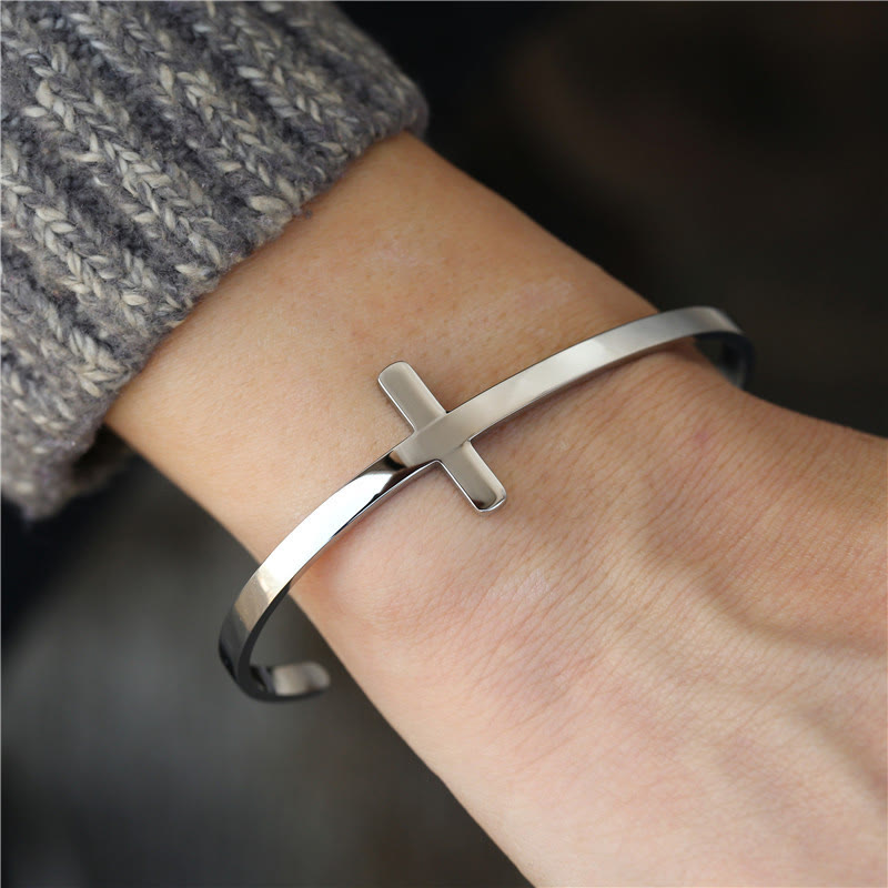 Pulsera de puño de cruz de plata con temática religiosa