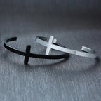 Pulsera de puño de cruz de plata con temática religiosa