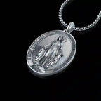 Collar con colgante de María en plata artesanal, joyería religiosa