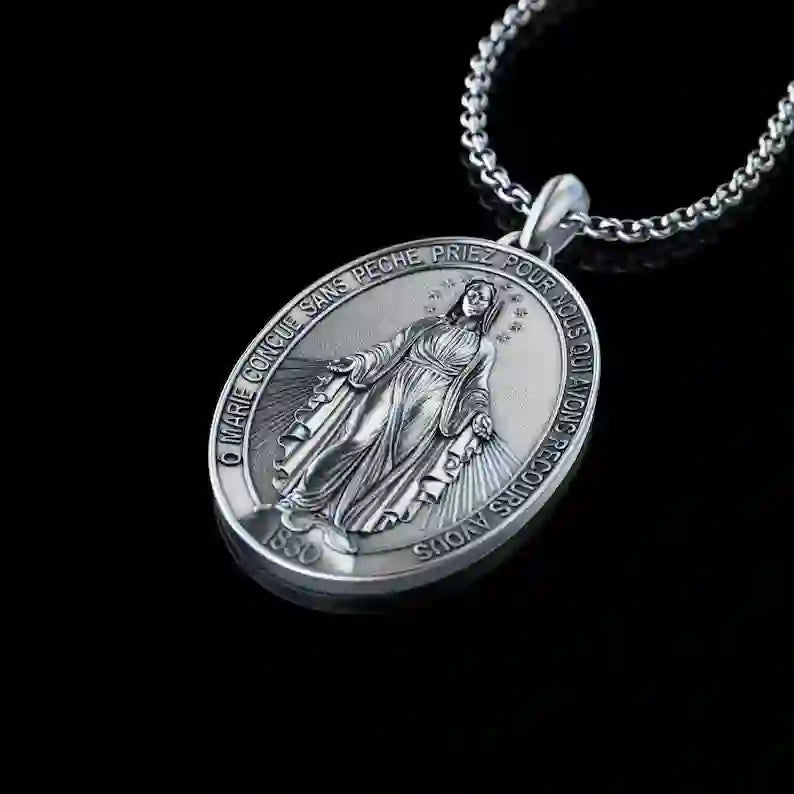Collar con colgante de María en plata artesanal, joyería religiosa