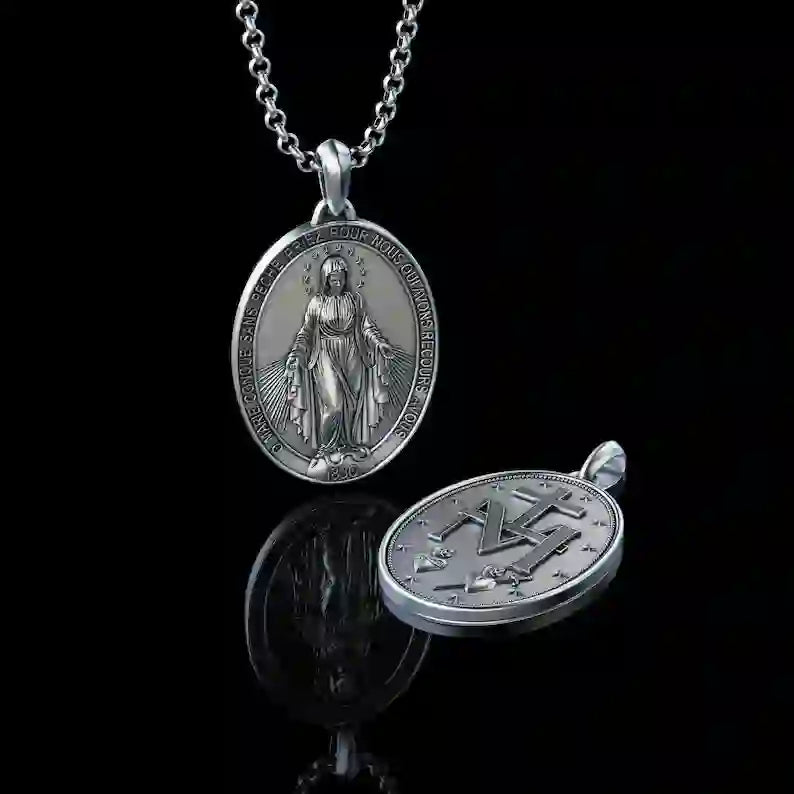 Collar con colgante de María en plata artesanal, joyería religiosa