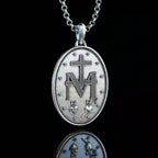 Collar con colgante de María en plata artesanal, joyería religiosa