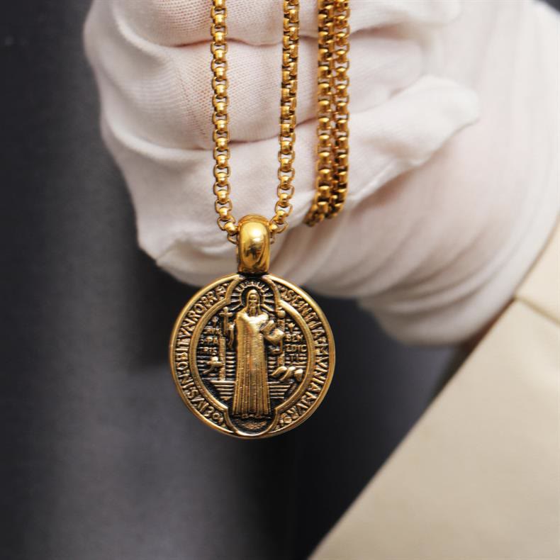 Collar con Símbolo de San Benito, Diseño de Doble Cara