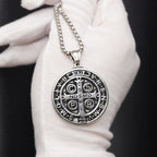 Collar con Símbolo de San Benito, Diseño de Doble Cara