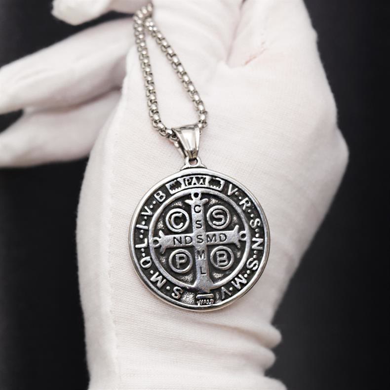 Collar con Símbolo de San Benito, Diseño de Doble Cara