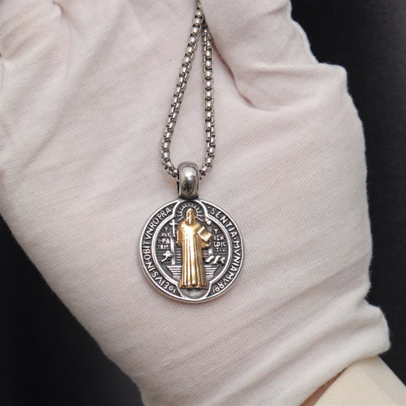 Collar con Símbolo de San Benito, Diseño de Doble Cara