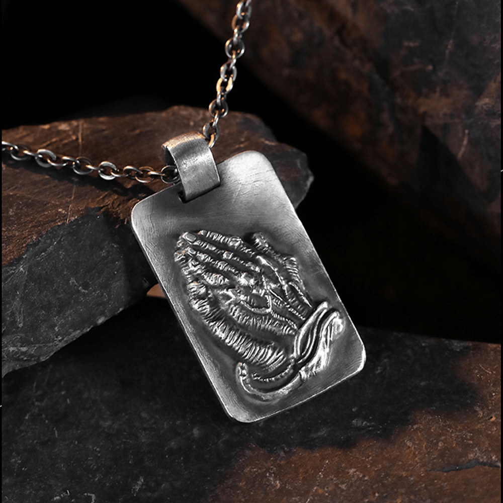 Collar Retro de Medalla Plateada Manos Orando con Fe