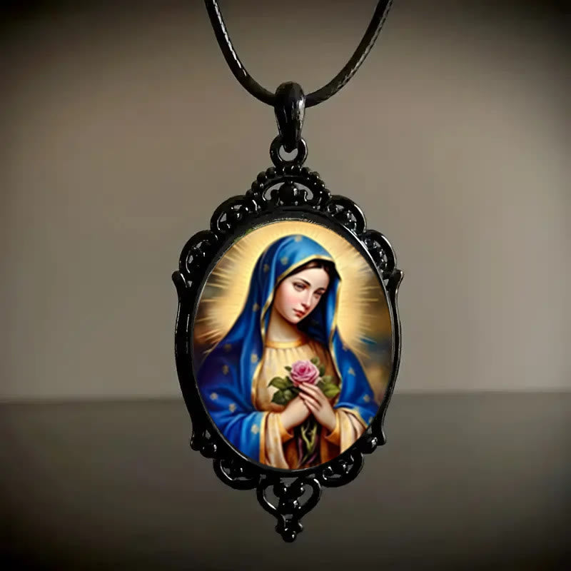 Collar gótico vintage con la Virgen de Guadalupe