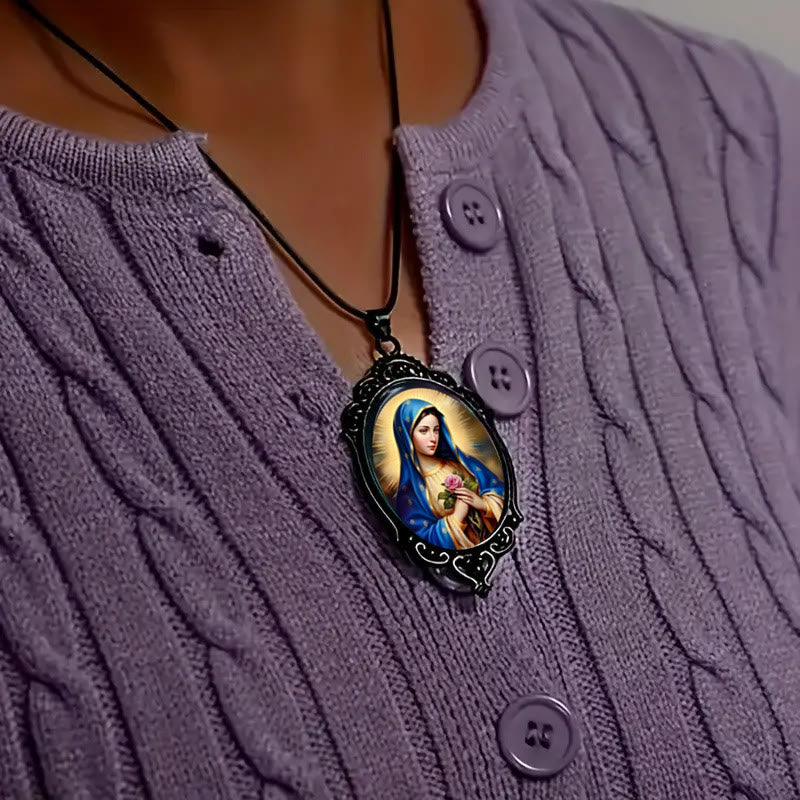 Collar gótico vintage con la Virgen de Guadalupe