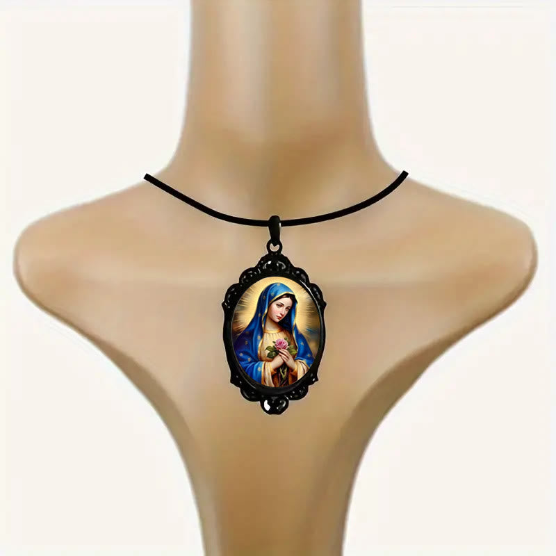 Collar gótico vintage con la Virgen de Guadalupe