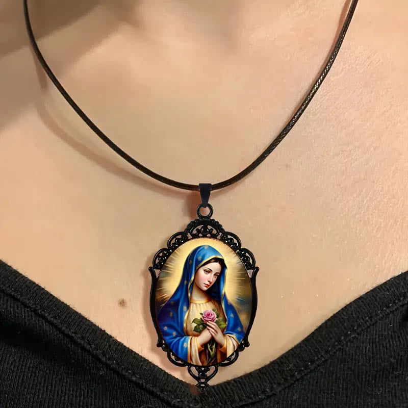Collar gótico vintage con la Virgen de Guadalupe