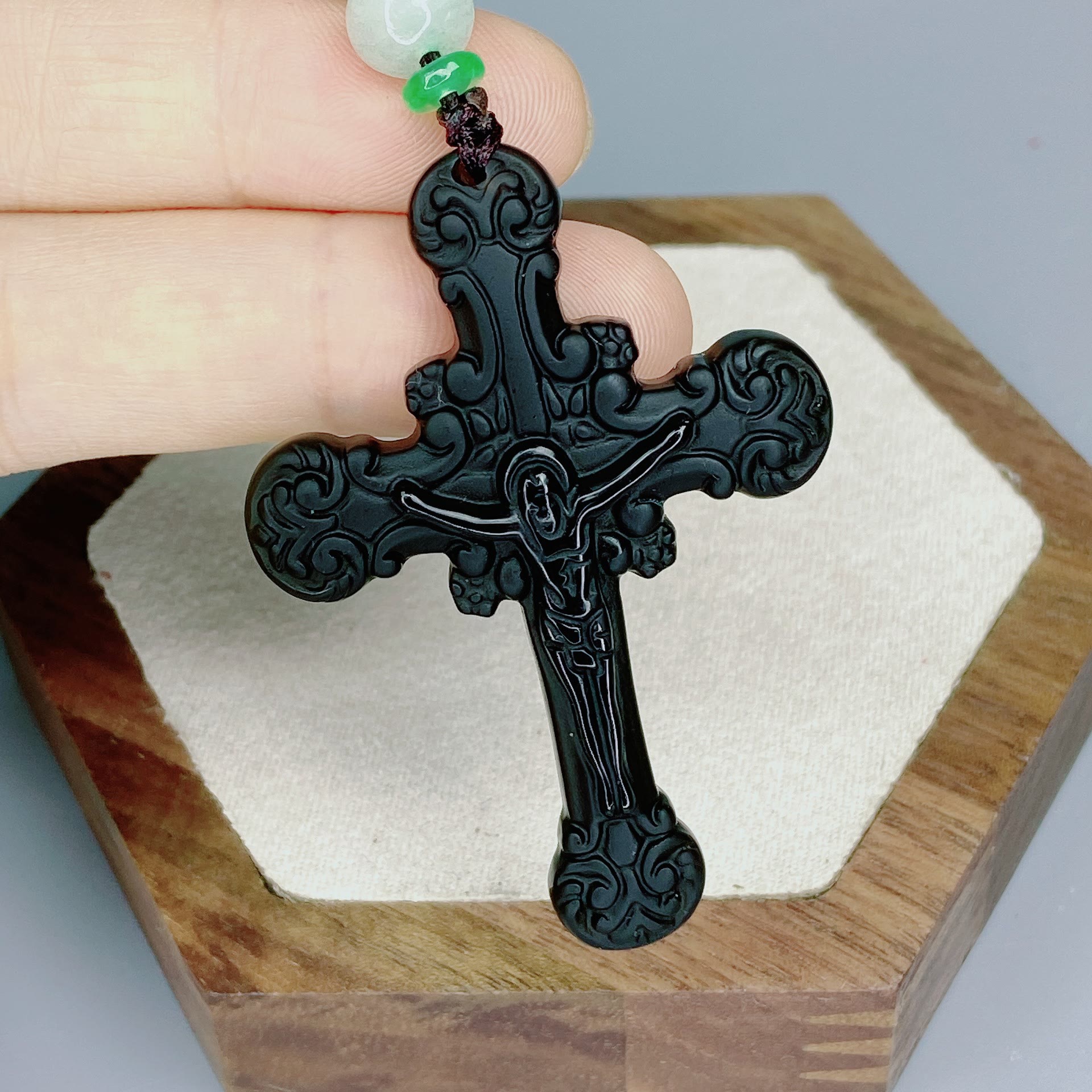 Collar con colgante de crucifijo de obsidiana elaborado estilo clásico