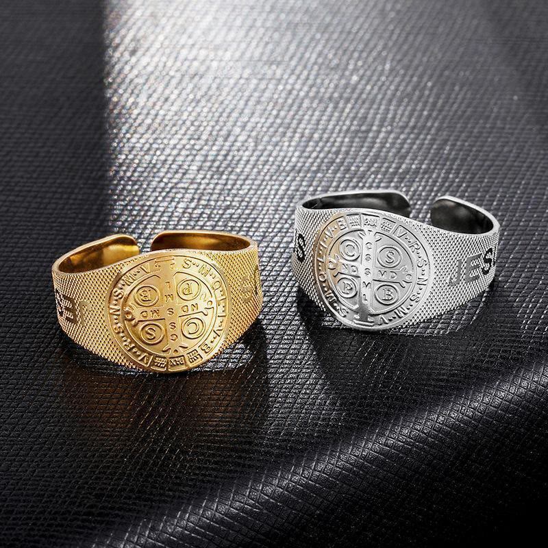Anillo Ajustable de Titanio con Símbolo de Jesús y San Benito Estilo Clásico