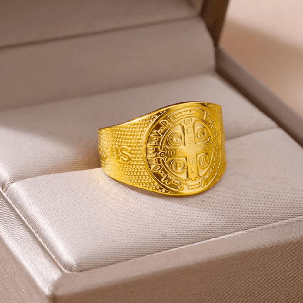 Anillo Ajustable de Titanio con Símbolo de Jesús y San Benito Estilo Clásico