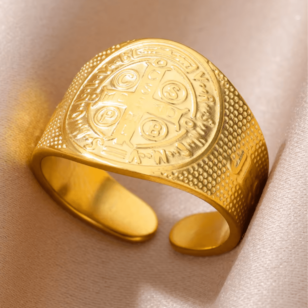 Anillo Ajustable de Titanio con Símbolo de Jesús y San Benito Estilo Clásico