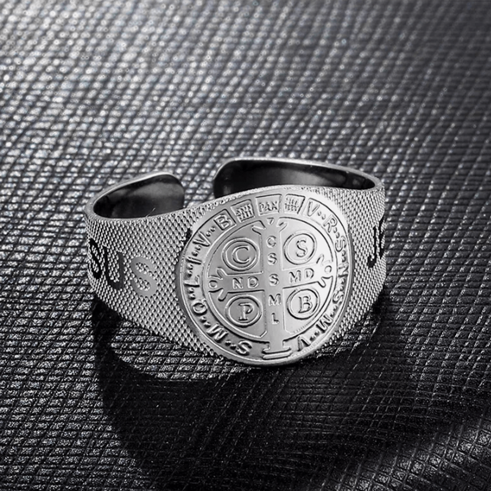 Anillo Ajustable de Titanio con Símbolo de Jesús y San Benito Estilo Clásico