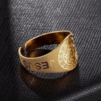 Anillo Ajustable de Titanio con Símbolo de Jesús y San Benito Estilo Clásico