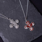 Collar con colgante de aleación de cruz de cuatro vías cinco en uno carmelita de estilo clásico