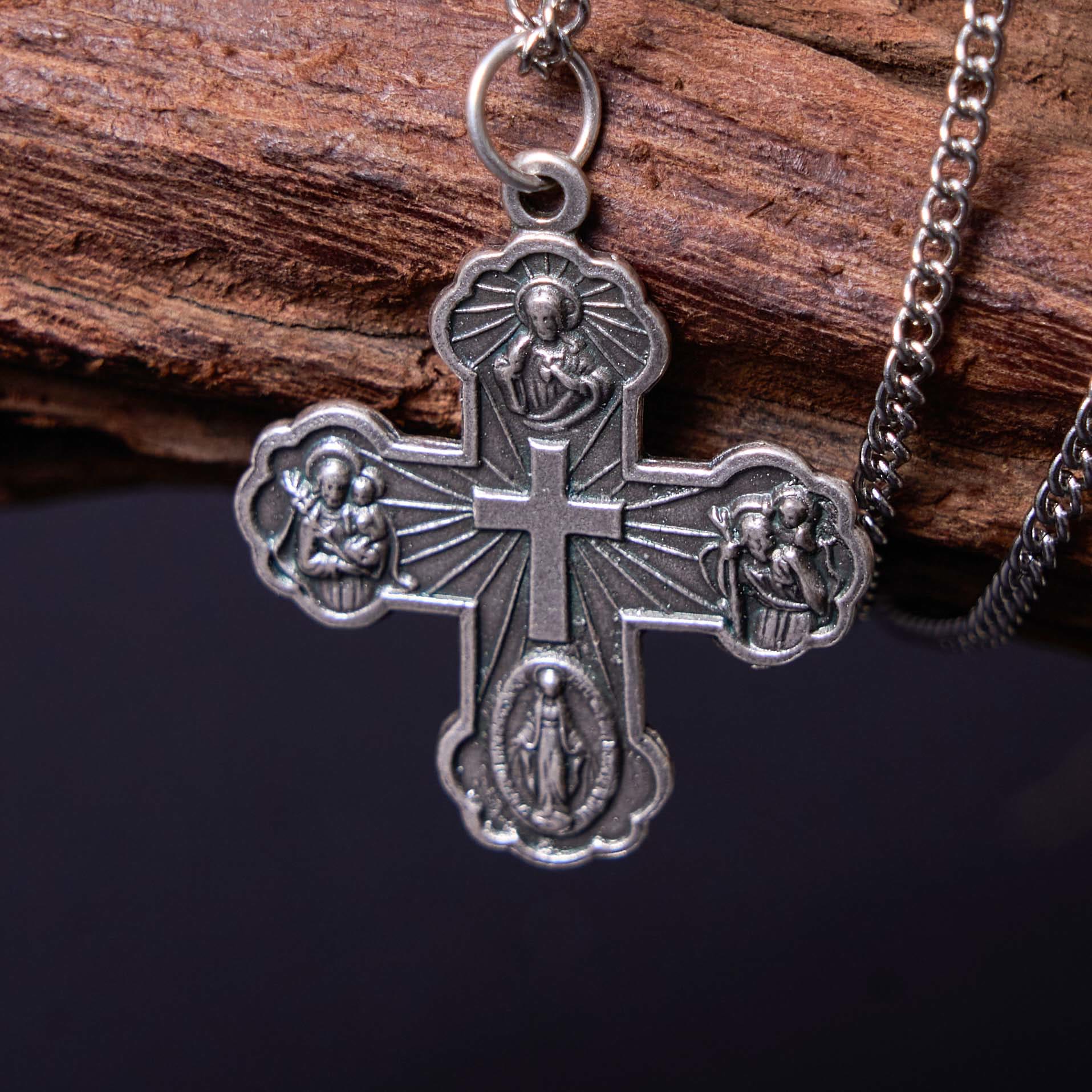 Collar con colgante de aleación de cruz de cuatro vías cinco en uno carmelita de estilo clásico