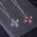 Collar con colgante de aleación de cruz de cuatro vías cinco en uno carmelita de estilo clásico