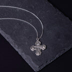 Collar con colgante de aleación de cruz de cuatro vías cinco en uno carmelita de estilo clásico