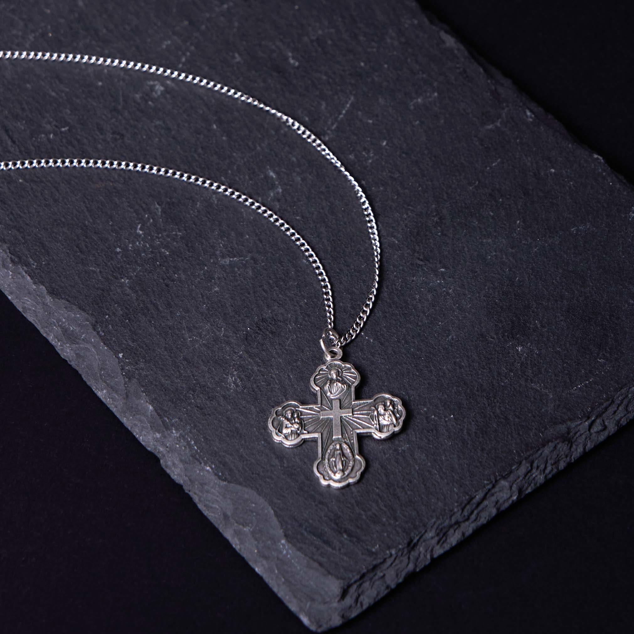 Collar con colgante de aleación de cruz de cuatro vías cinco en uno carmelita de estilo clásico