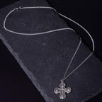 Collar con colgante de aleación de cruz de cuatro vías cinco en uno carmelita de estilo clásico