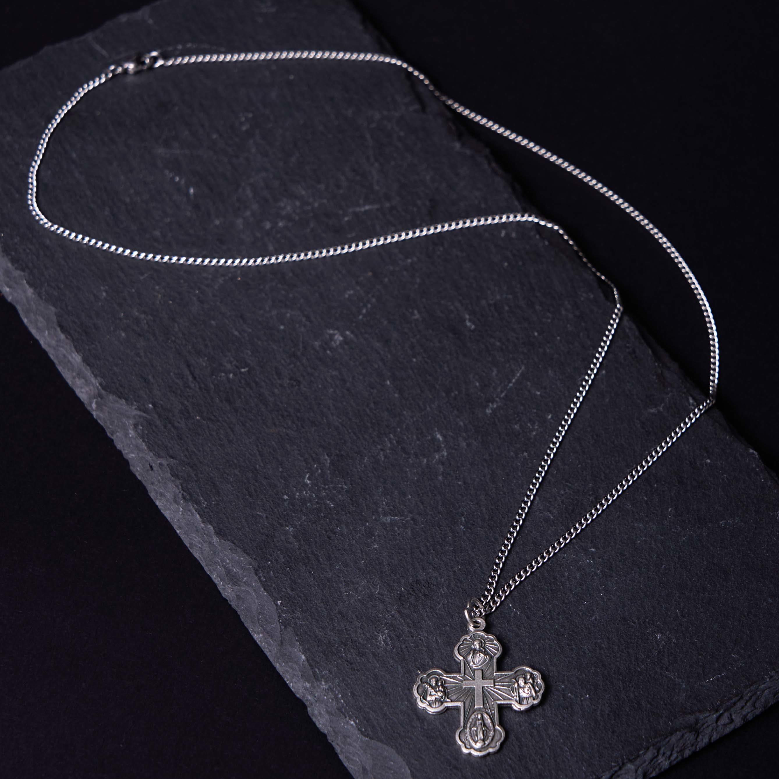 Collar con colgante de aleación de cruz de cuatro vías cinco en uno carmelita de estilo clásico