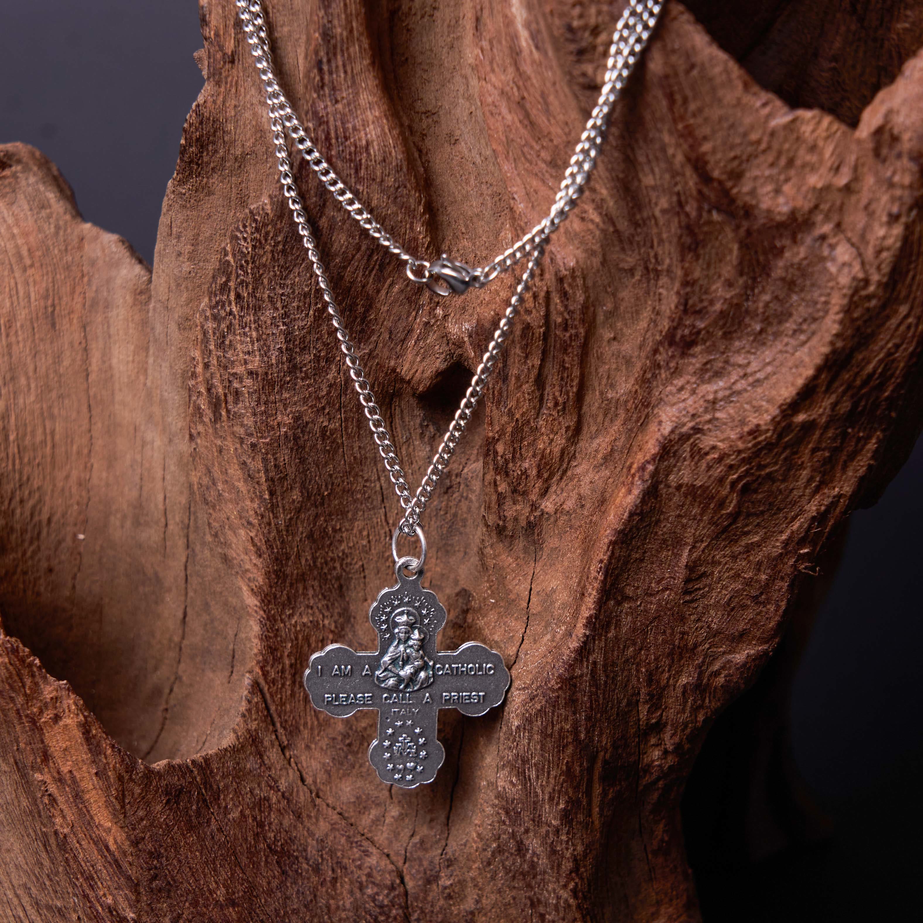 Collar con colgante de aleación de cruz de cuatro vías cinco en uno carmelita de estilo clásico